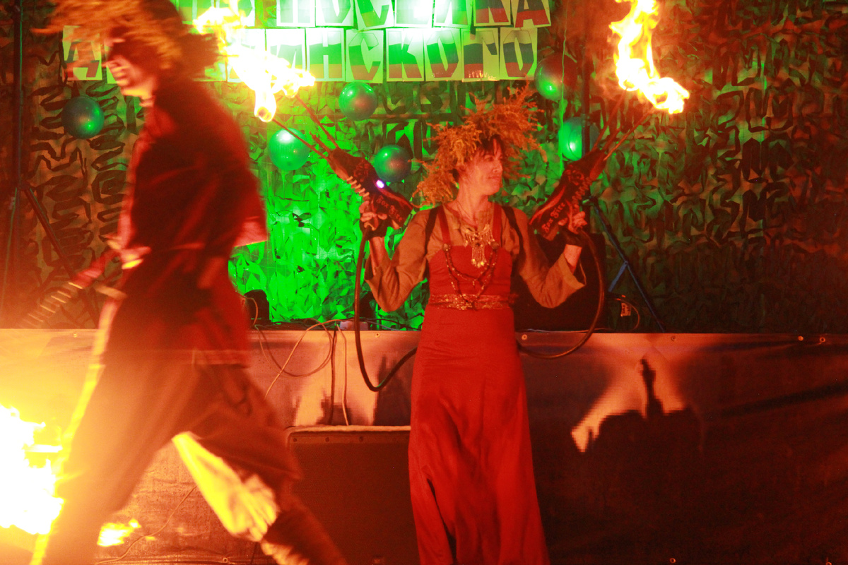 Фаершоу Fox Fire на Дне посёлка им. Дзержинского. Фото автора.