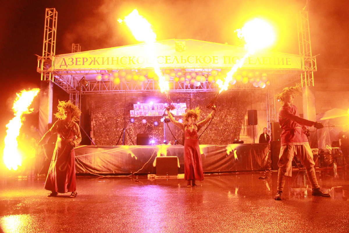 Фаершоу Fox Fire на Дне посёлка им. Дзержинского. Фото автора.