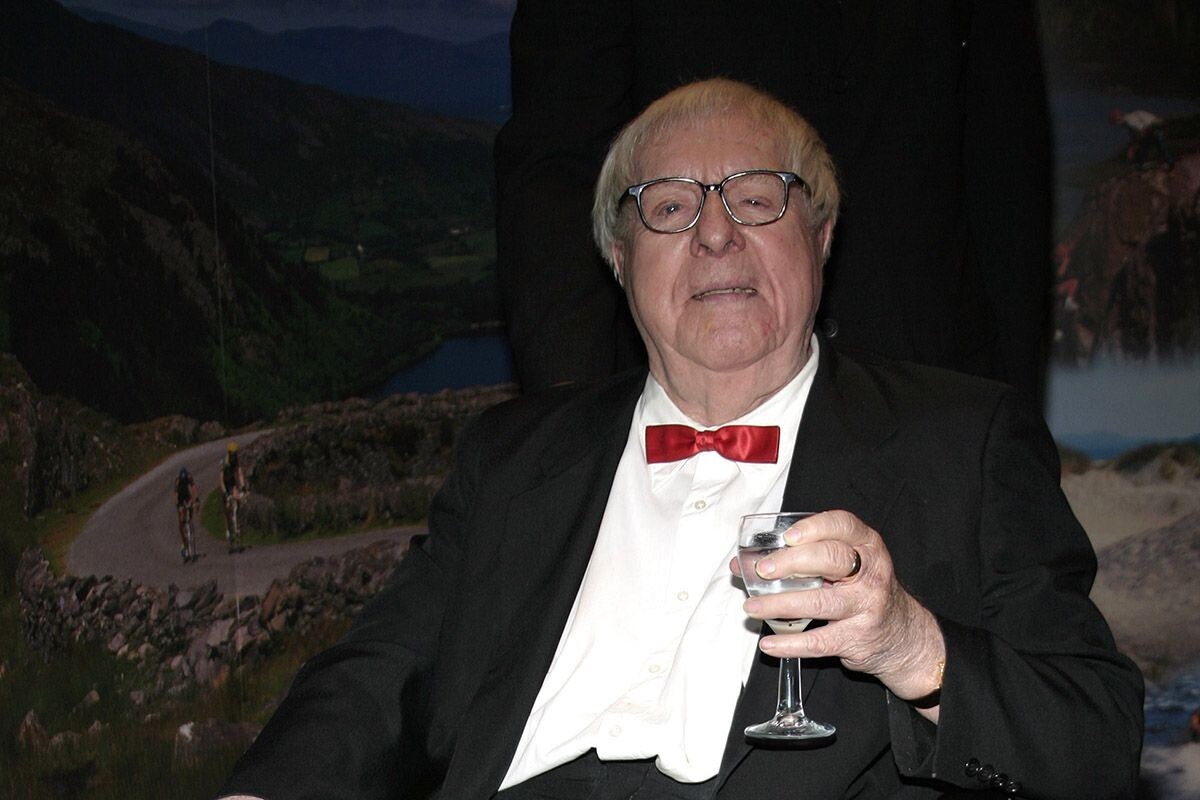 В юности писатель сжег множество своих неудачных рукописей. Возможно, память о сожженных словах натолкнула его на идею романа «451° по Фаренгейту». Источник: Tinseltown / Shutterstock📷
