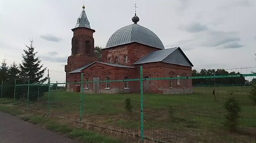 ПОКРОВСКАЯ ЦЕРКОВЬ СЕЛА КАРИАН. Ехали мимо......и вот она........остановились я не знаю почему.