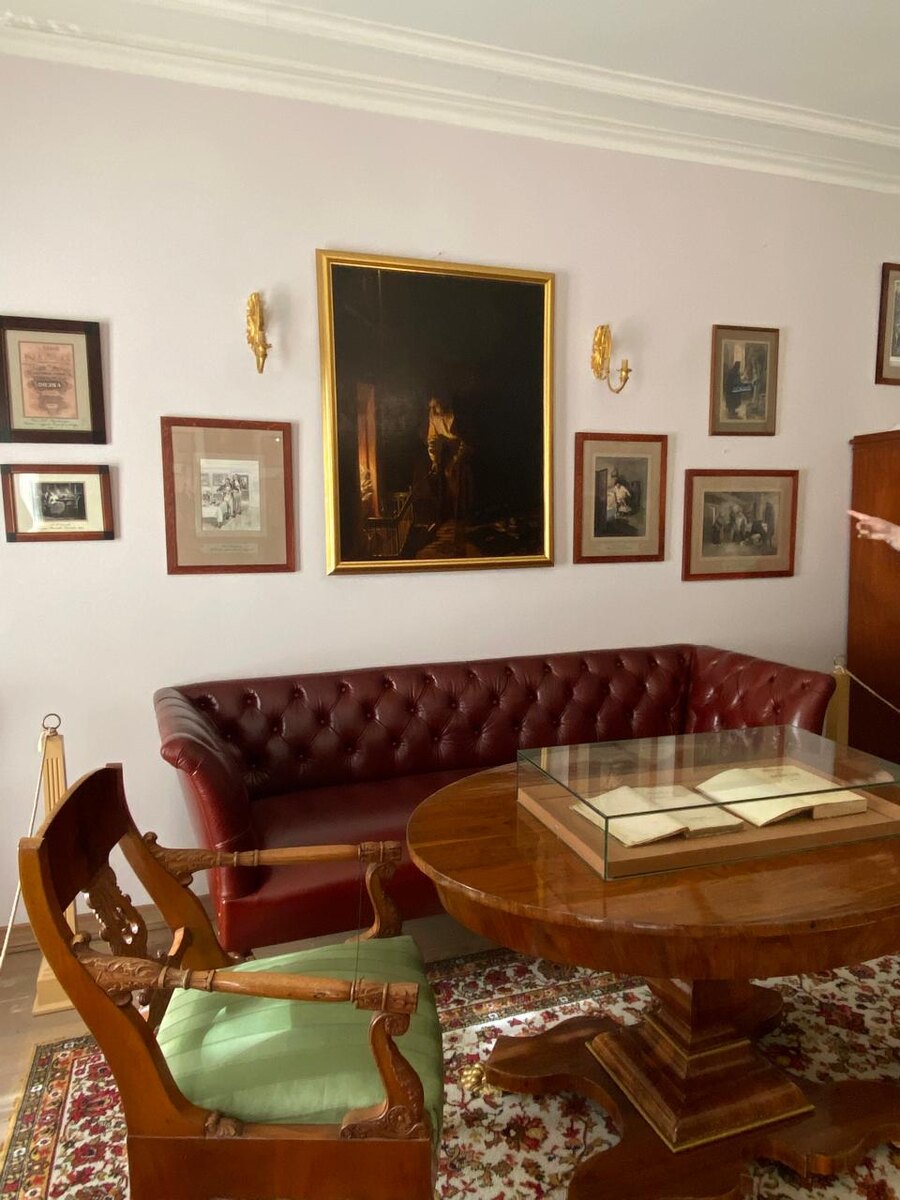 Первый этаж - "Аксаковская часть". На стене картина с Гоголем, сжигающим Мертвые дущи