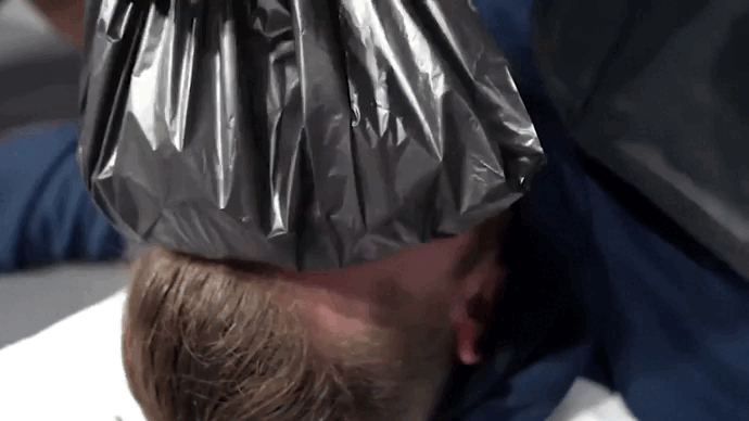 Бойцу дают кубик льда