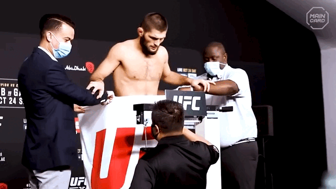 На взвешивании важен каждый грамм, поэтому иногда бойцы встают на весы без одежды