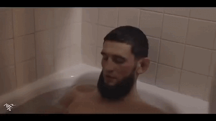 Хамзат Чимаев выгоняет последние килограммы в горячей ванне