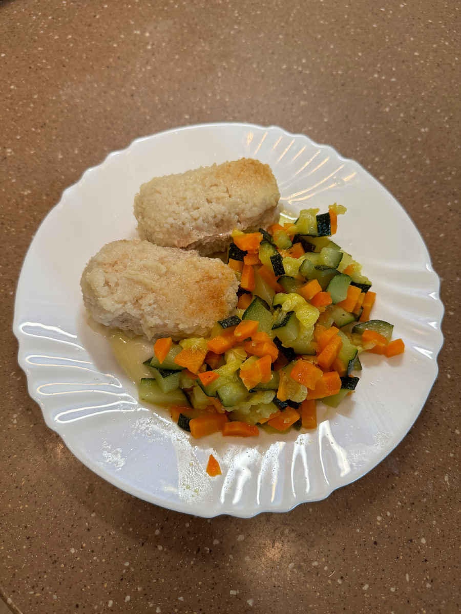 Куриные котлетки + тушеные овощи.