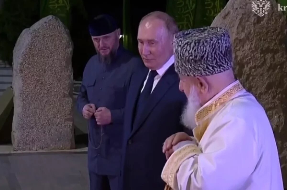    Путин почтил память первого президента Чечни Ахмата Кадырова