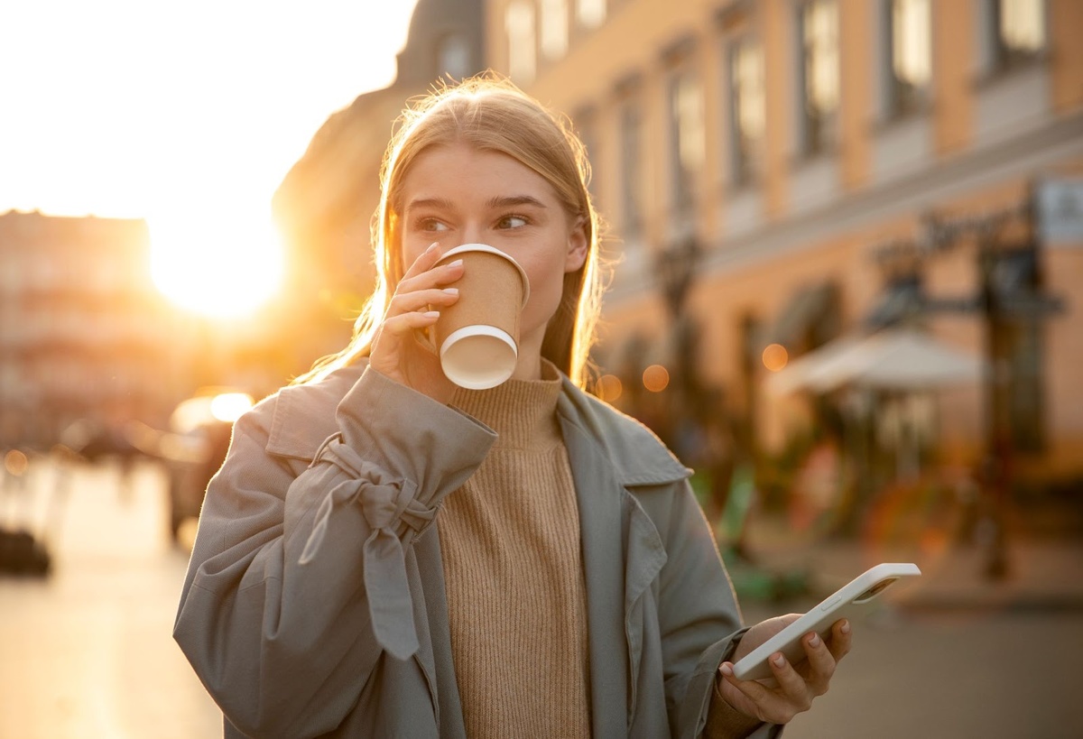 Источник изображения: <a href="https://ru.freepik.com/free-photo/medium-shot-woman-drinking-coffee_20825881.htm#fromView=search&page=1&position=22&uuid=adcfe505-dad8-4cf7-849c-1ebfbafff71e">Изображение от freepik</a>