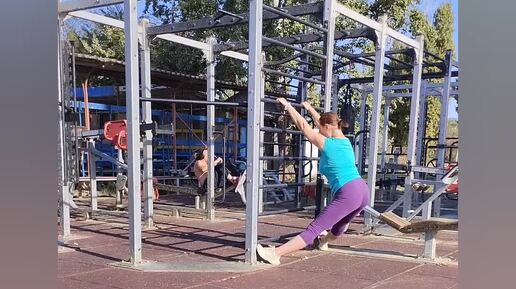 Растяжка для позвоночника и задней поверхности ног у шведской стенки