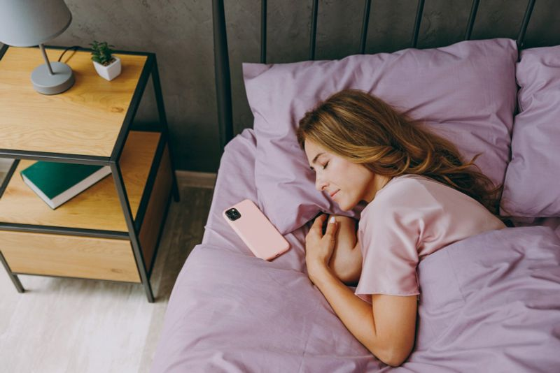 Нужно ли отключать смартфон, когда ложишься спать?