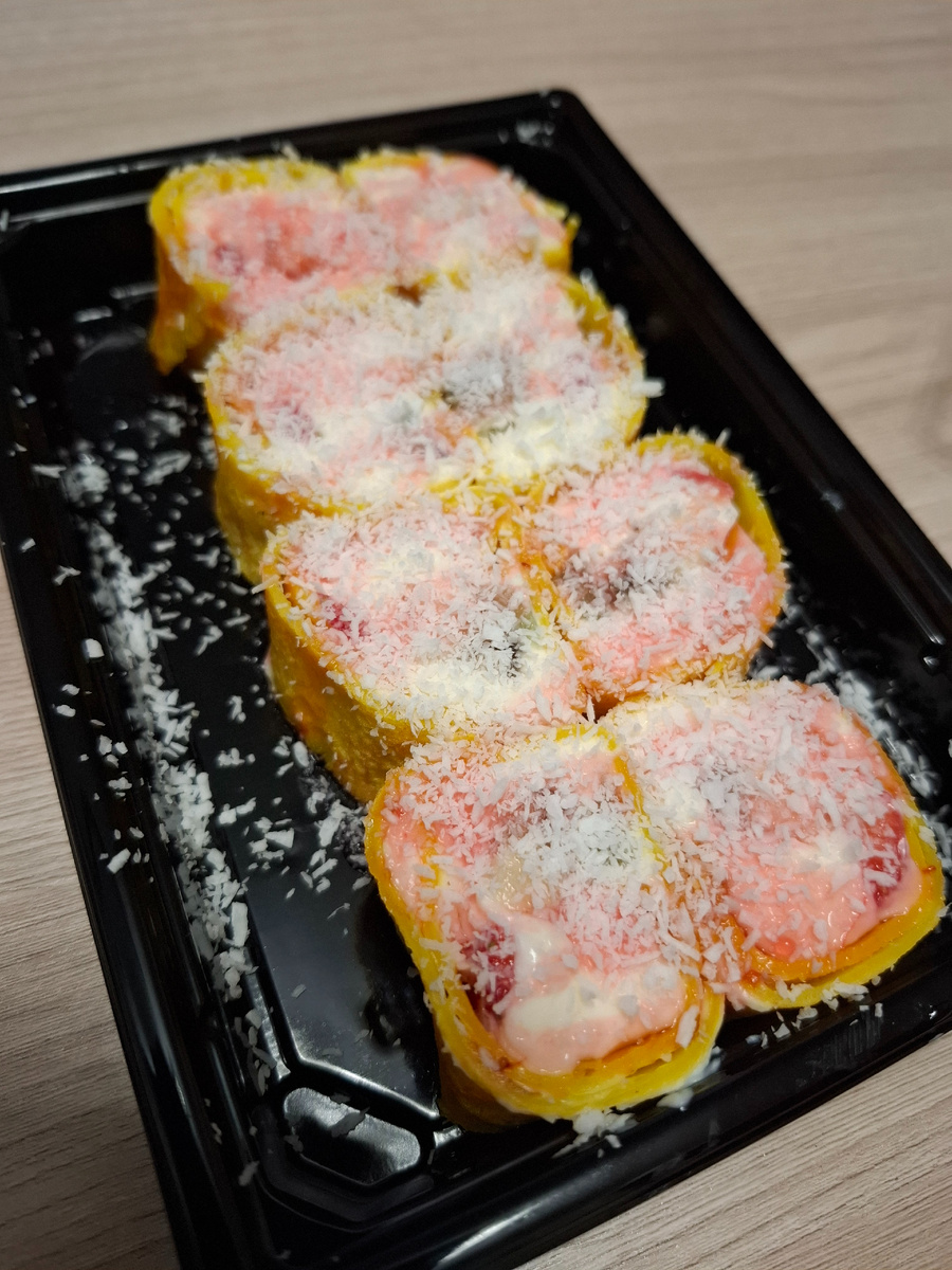Сфоткала только десерт. Очень вкусные сладкие роллы👍