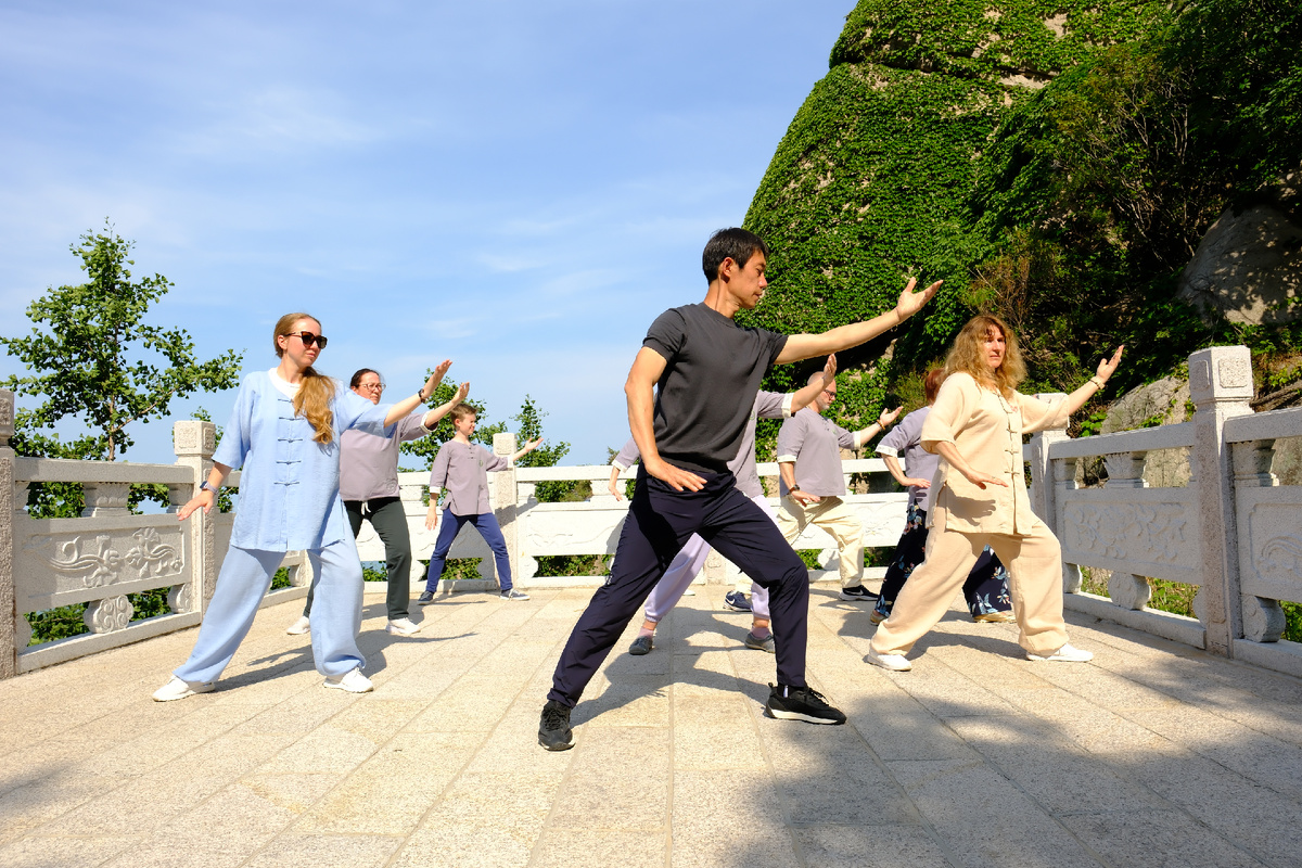 Занятия цигун в горах Лаошань