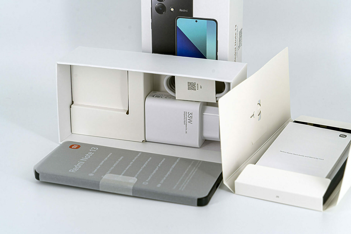 Redmi Note 13 распаковка. Несмотря на все экономические трудности, компания не урезала комплект поставки. Все на месте и кабель и блок и даже силиковый чехольчик. 
