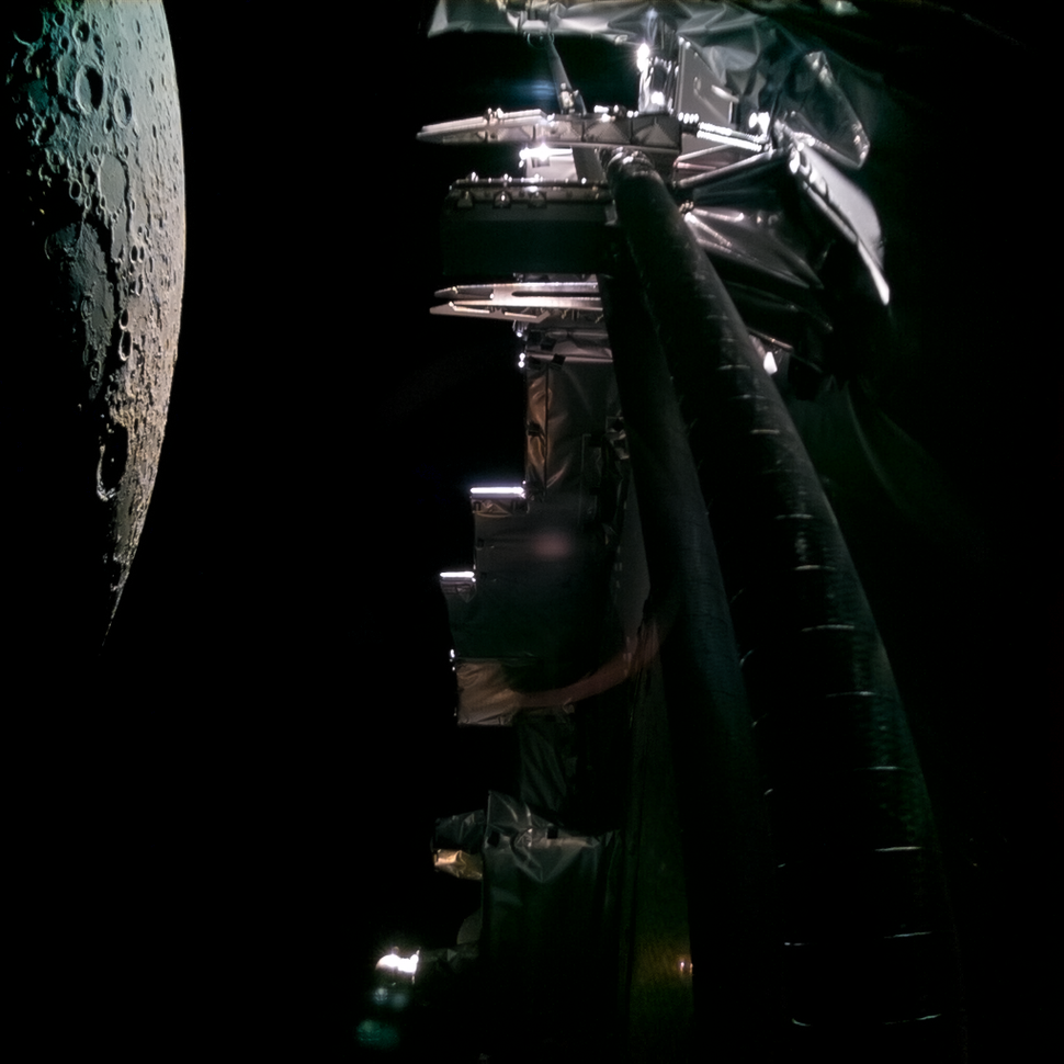 Обработанное изображение пролёта зонда JUICE Jupiter мимо Луны 19 августа 2024 года. На заднем плане видна размытая голубая Земля.    
 Источник: ESA/Juice/JMC; Simeon Schmauß, Mark McCaughrea  📷
