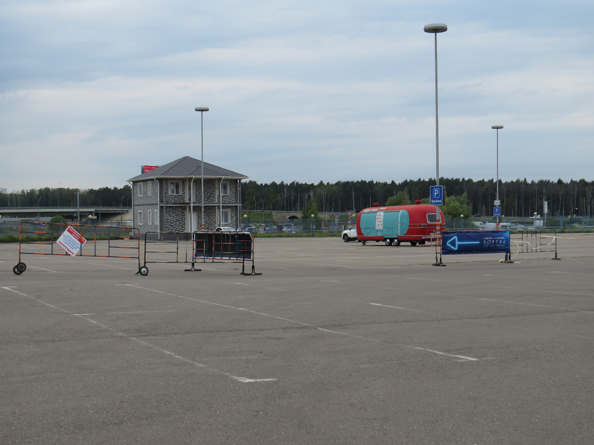 Указатель к площадке фестиваля "Территория будущего. Москва 2030" в Сколково