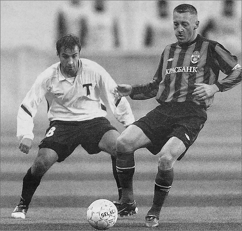 «Торпедо» - «Химки» (Химки) - 0:3. Защитник торпедовцев Сергей Черногаев (в белом) и химчанин Андрей Тихонов.