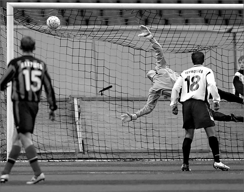 «Торпедо» - «Химки» (Химки) - 0:3. Мяч после удара Андрей Тихонова влетает в ворота «Торпедо». Слева направо химчанин Руслан Нахушев (№15), торпедовский вратарь Дмитрий Бородин и торпедовец Сергей Черногаев (№18).