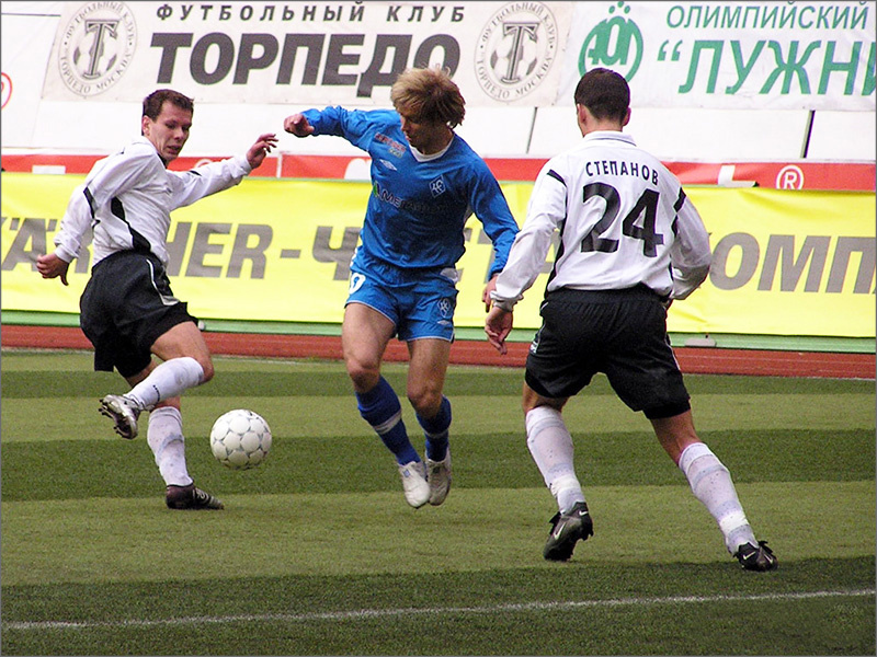 «Торпедо» - «Крылья Советов» (Самара) - 0:0. Торпедовцы Константин Зырянов, Андрей Степанов (№24) и самарец Виталий Булыга.