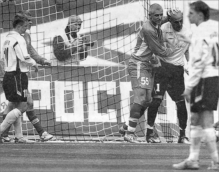 «Торпедо» - «Крылья Советов» (Самара) - 0:0. Самарец Денис Колодин (№55) благодарит вратаря Эдуардо Лобоса за отражённый пенальти. Слева не забивший его торпедовец Александр Панов (№11).