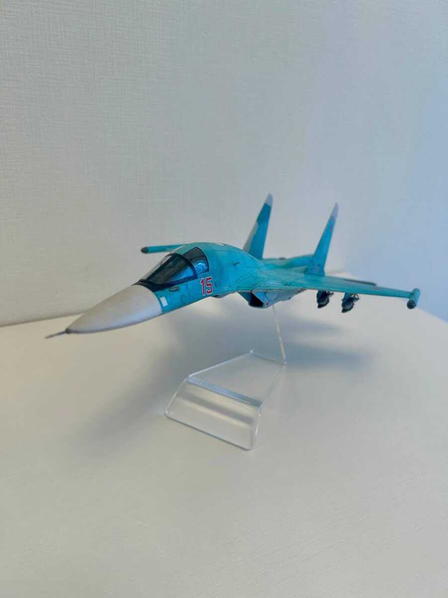 Модель после установки на прозрачную подставку.