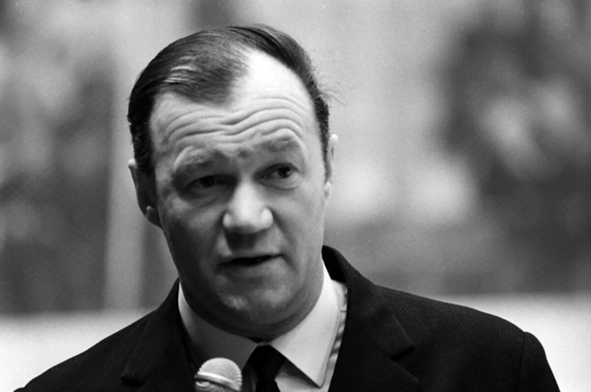    Всеволод Бобров.