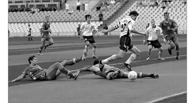 «Торпедо» - «Терек» (Грозный) - 2:1. Слева направо в белом торпедовцы Виталий Волков, Игорь Семшов и Александр Панов.