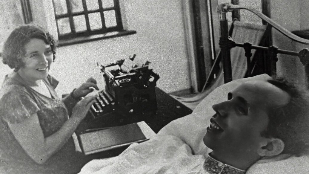Обездвиженный Николай Островский и его секретарь Александра Лазарева, 1935/ © РИА Новости