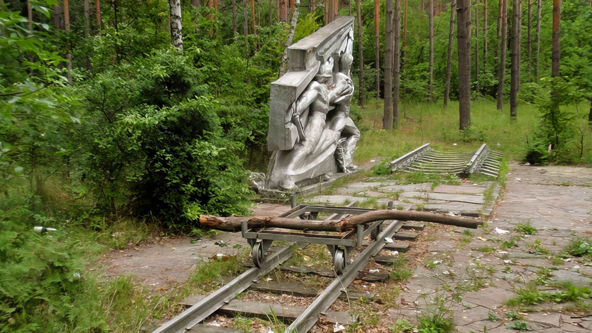 Памятник строителям узкоколейки из романа «Как закалялась сталь» в г. Боярка Киевской области