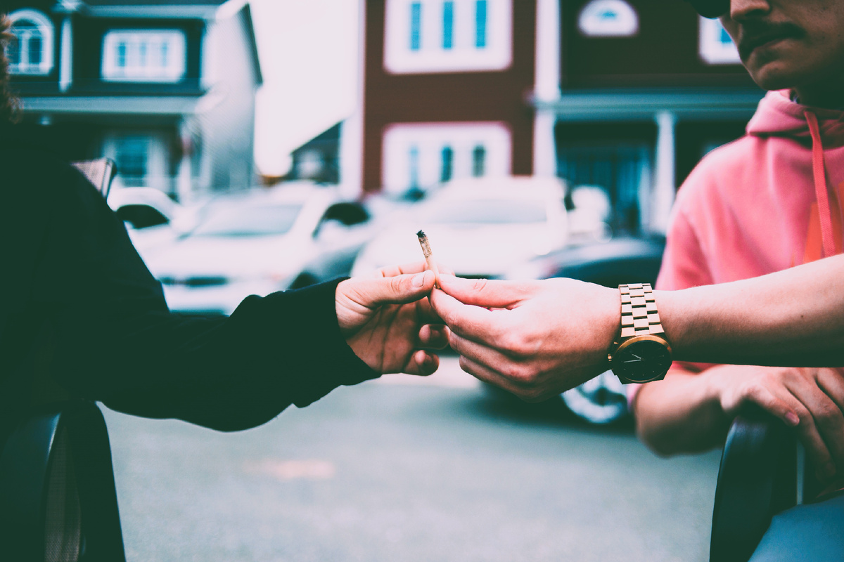 Алкоголизм — это болезнь, которая превращает человека в раба своей зависимости, разрушая его жизнь и нанося вред окружающим