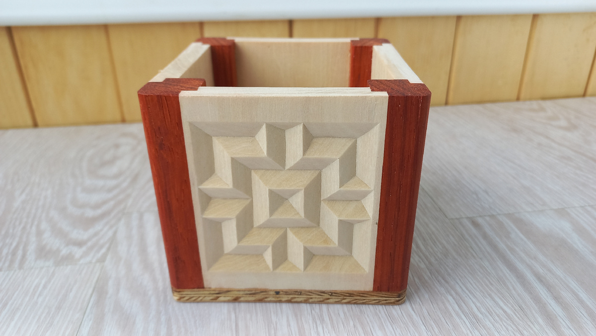 Карандашница. Липа, падук.