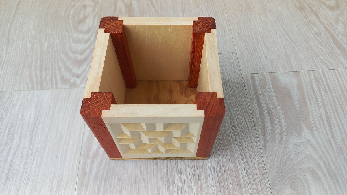 Карандашница. Липа, падук.