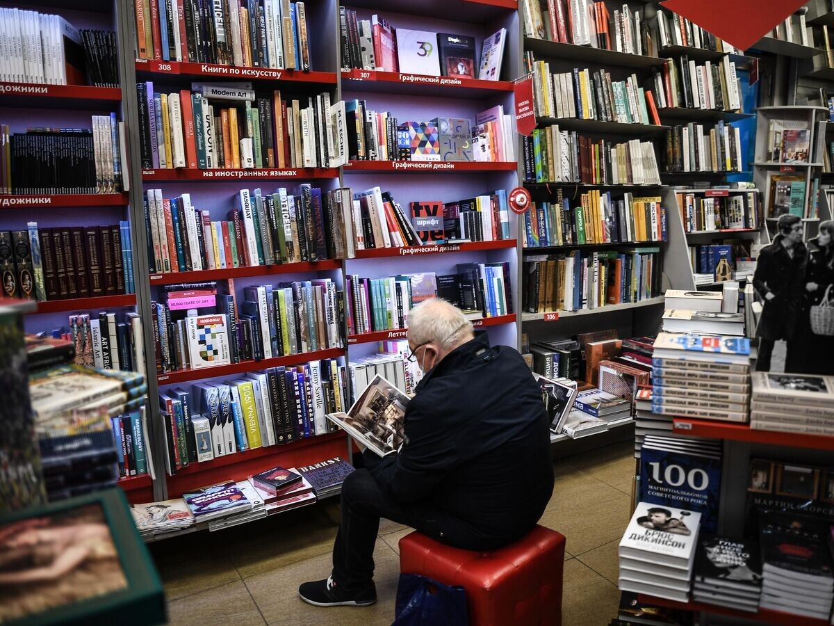    Посетитель в книжном магазине "Москва"© РИА Новости / Владимир Астапкович
