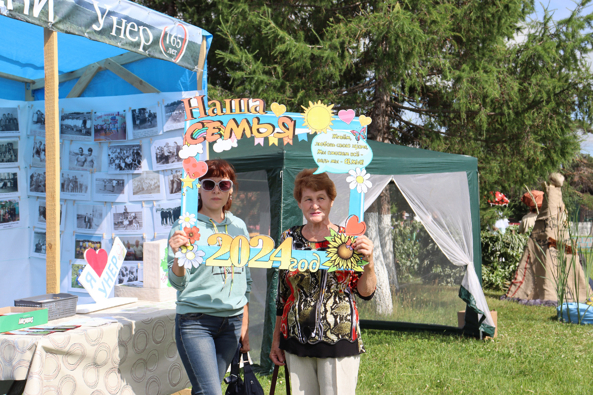 На площадке "Лента времени" можно было не только посмотреть фотографии, но и саим сделать фото на память. Такой снимок теперь будет в семейном альбоме Анны Седовой (справа) и ее дочери Ирины. /Фото Ирины Коршин, «Присаянье»