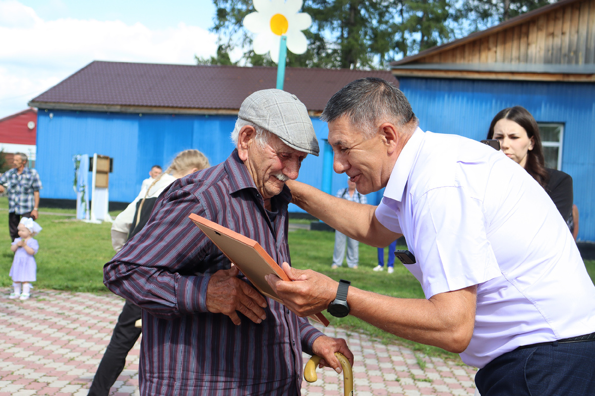 Самуил Дингес (слева) награжден благодарственным письмом за многолетний добросовестный труд. Награду ветерану сельского хозяйства вручил председатель Саянского районного Совета депутатов Владимир Оглы. /Фото Ирины Коршин, «Присаянье»