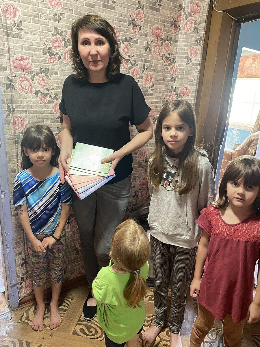 Заречнева Лариса Павловна рядом с детьми из многодетной семьи