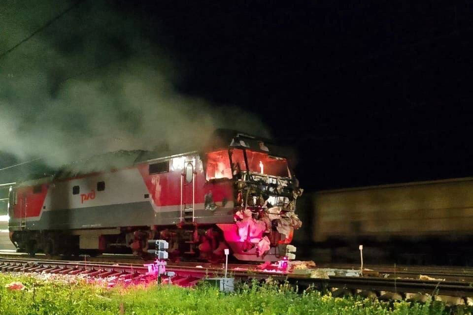 Горящий локомотив. Поезд 112. Вл 85 женька бармин. Пожар на электровозе. Электровоз чс4.