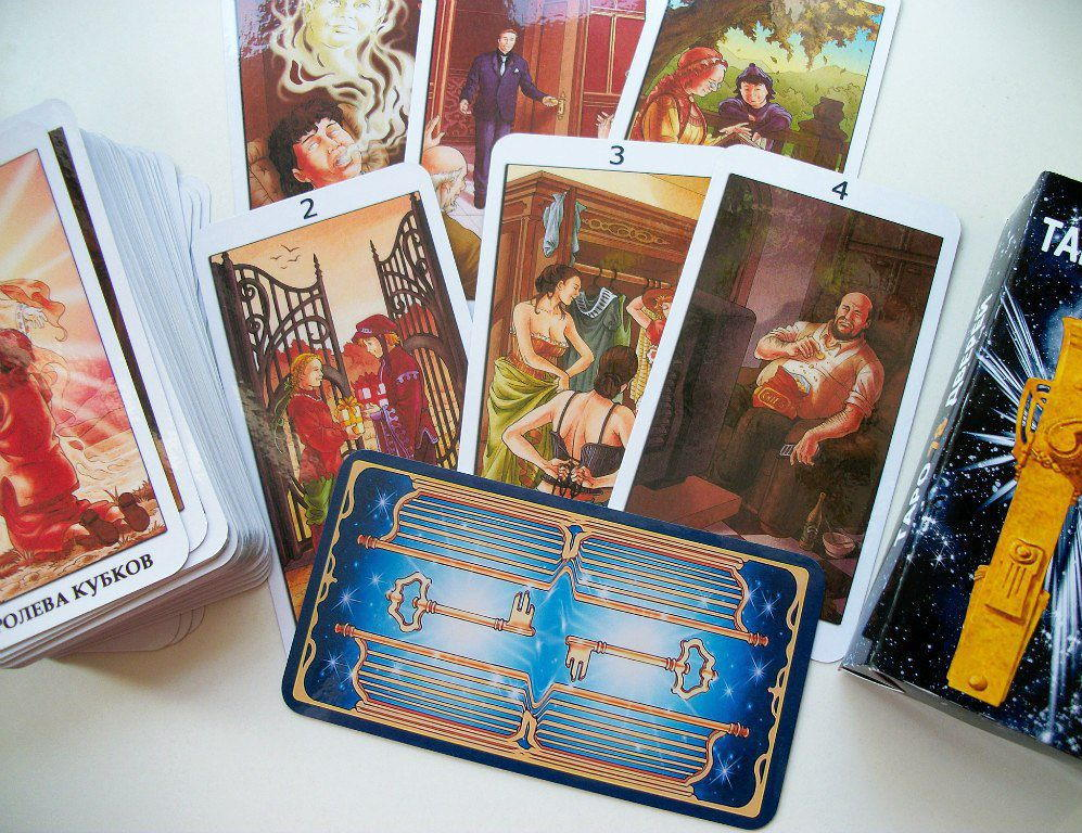 Таро 78 дверей. Яркая красочная колода, однако приятна она не всем. Фото из интернета.