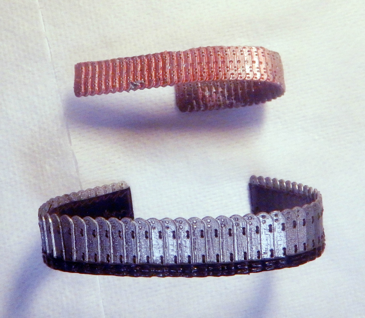 Пример миграции красителя из детали в красочный слой. Деталь сверху была отпечатана из красного фотополимера, окрашенного красителем, деталь снизу – из фотополимера, окрашенного пигментами. Сверху – металик KUDO, акриловый, нанесен без грунта. Миграция произошла примерно за 6 месяцев. Возможно, если бы был слой грунта – миграция была бы не так заметна.