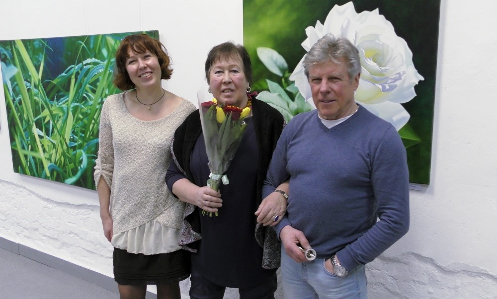 Я, Анна Гречина на выставке "Гиперреализм и не только" с мамой Ольгой Гречиной и папой Сергеем Гетой. Галерея "Промграфика" 2020г.