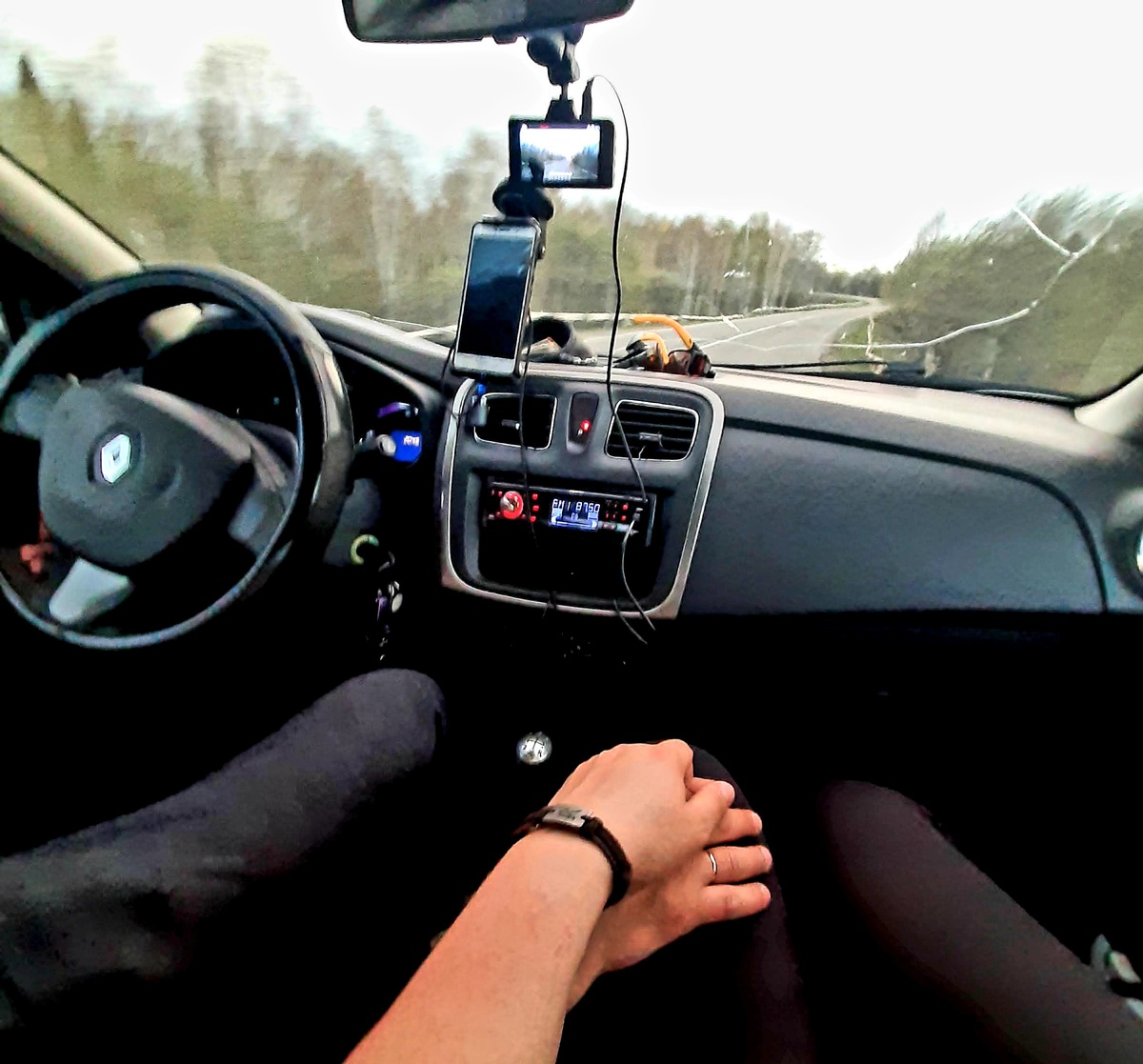 Как всегда куда-то мчимся. Фото прям ностальгия)) Логана продали год назад, а ведь служил он нам верой и правдой 9 лет!