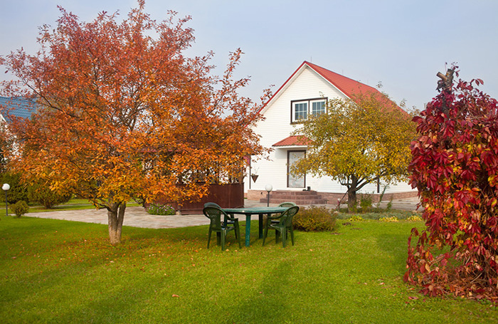    Дом на осеннем дачном участке.Виктория Демидова/фотобанк «Лори»