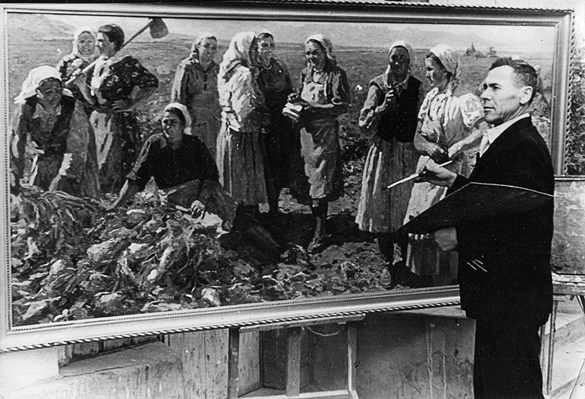    Федор Стукошин демонстрирует картину "Свекловичницы" (Фрунзе, 1960 г.) / Семейный архив Стукошина