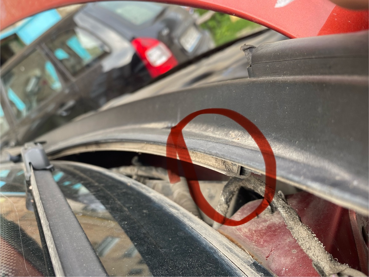 1. Снимаем «жабо». Видим под пластиком резинку, очищаем ее от грязи и пыли. Поскольку возможно, когда вы меняли фильтр, жабо плохо села, из-за загрязнений.