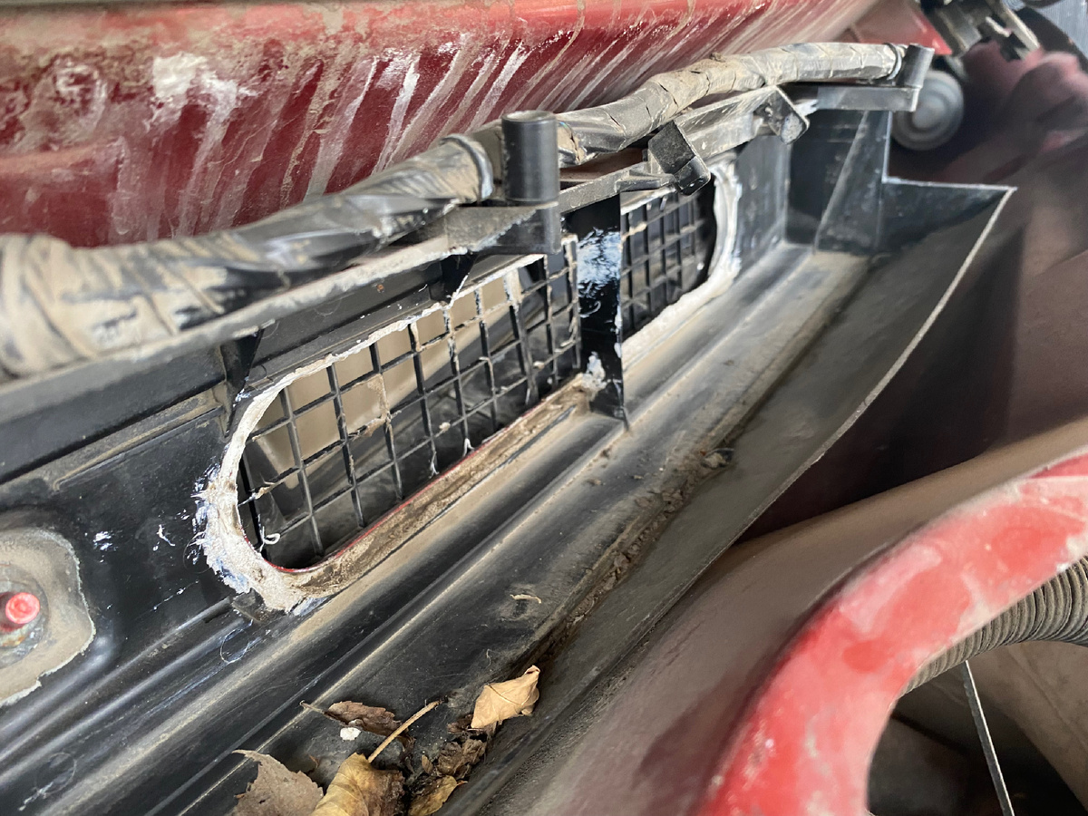 2. Откручиваем корпус от кузова и промазываем стык герметиком.