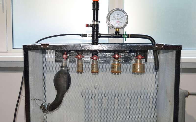    В заполненный водой шланг подается давление – вот-вот рванет.