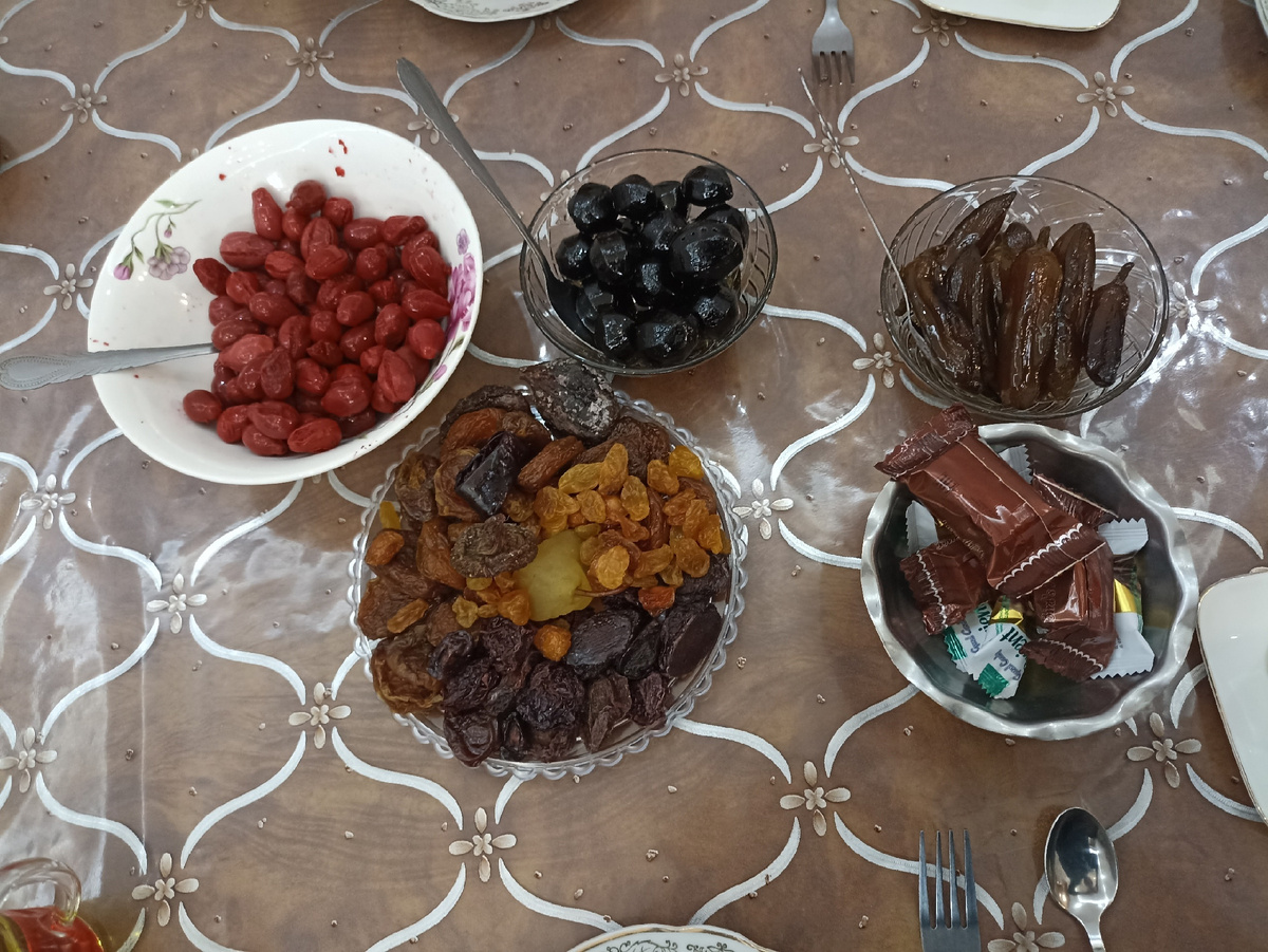 Десерт к чаю с урцем. Урц это чабрец по армянски, Варенье из молодого грецкого ореха, сухофрукты, варенье из баклажанов и кизила.