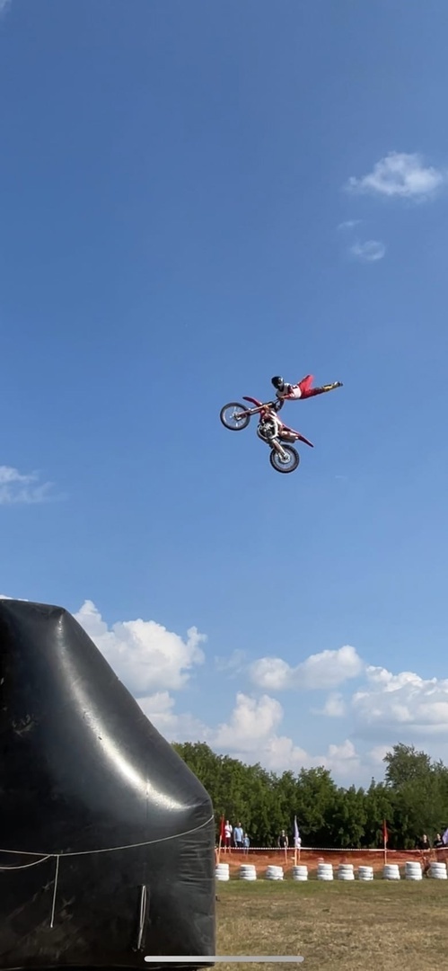 Благодаря новой воздушной подушке мотофристайлисты без риска
для здоровья начали отрабатывать в воздухе новые элементы