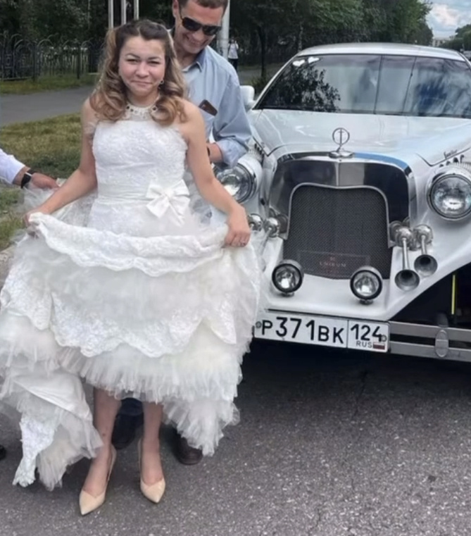    Иришка Чики-Пики выбрала белое платье с рюшамиСоцсети