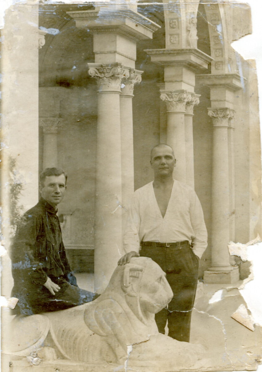 1940 год, Ялта, Медведев Василий Лукич (в белой рубашке)