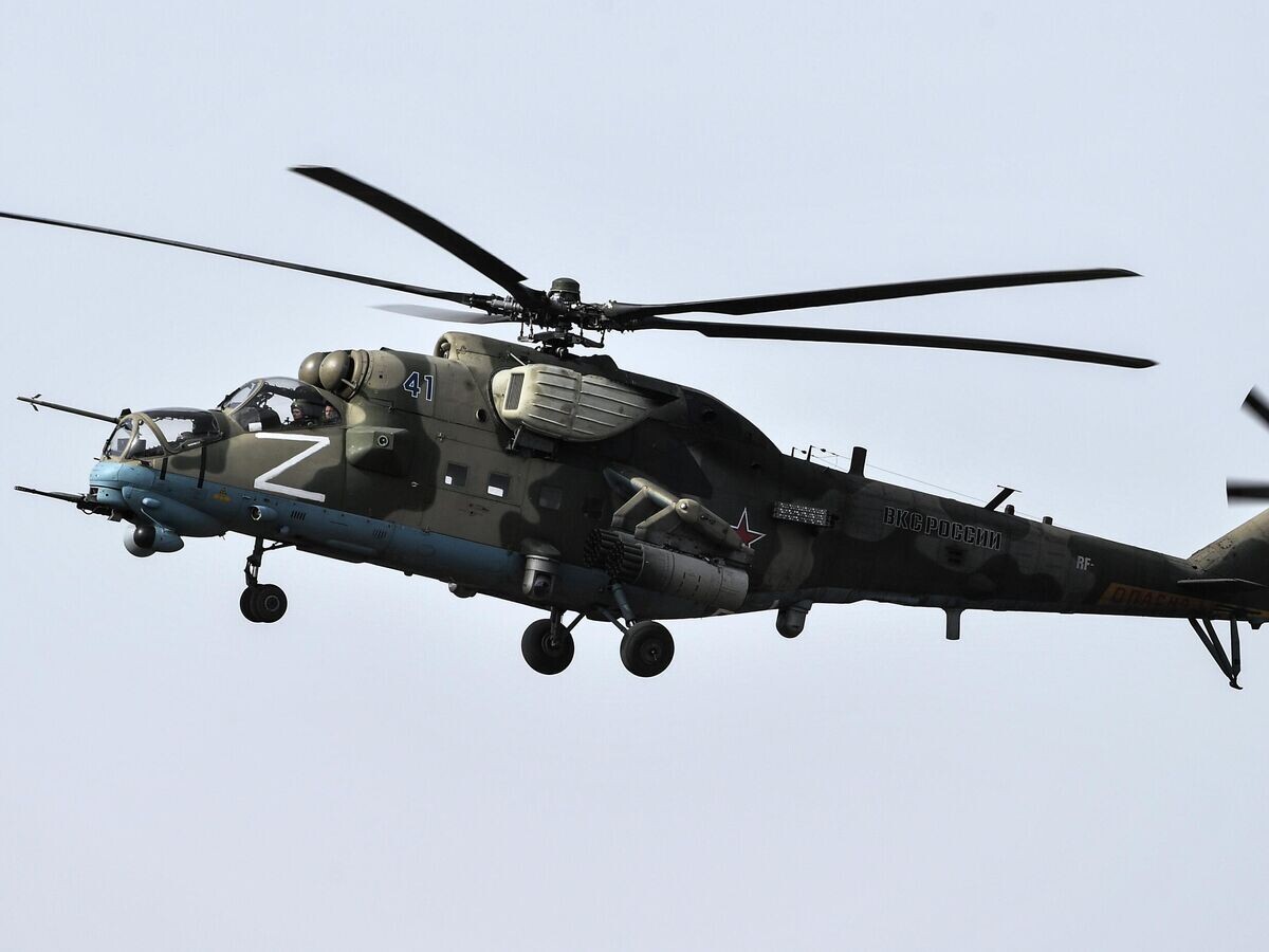    Вертолет Ми-35М пролетает над полевым аэродромом ВКС России в зоне проведения специальной военной операции на Украине© РИА Новости
