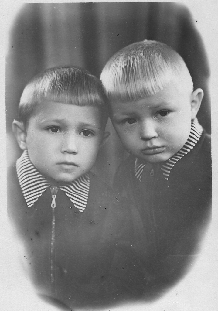 Детство. На снимке: Володя Осипов пяти лет со своим родным братом Вадимом Осиповым (моложе его на год и 8 месяцев), который сейчас в звании профессора , канд.мед. наук, заслуженного работника физической культуры РФ